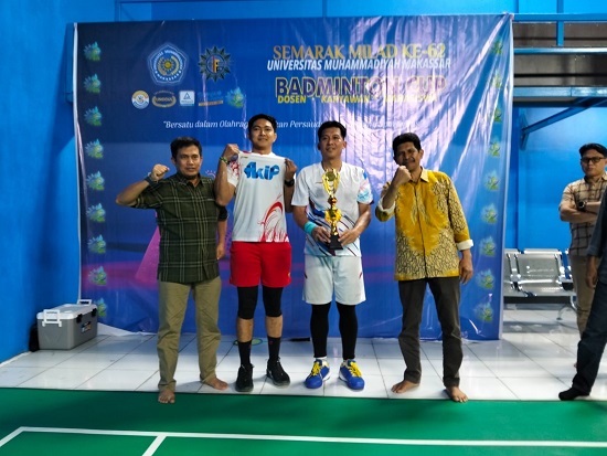 Dekan FKIP foto bersama sesaat setelah penerimaan Piala