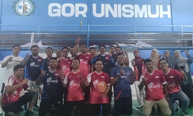 Dekan FKIP Unismuh Makassar Dr. H. Baharullah, M.Pd. nampak di tengah foto bersama sebelum pertandingan dimulai. Rabu,27-8-2025 (Ist)