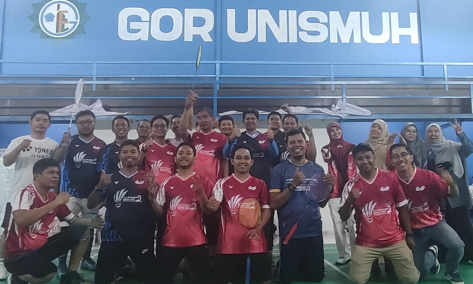 Dekan FKIP Unismuh Makassar Dr. H. Baharullah, M.Pd. nampak di tengah foto bersama sebelum pertandingan dimulai. Rabu,27-8-2025 (Ist)